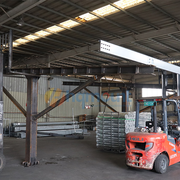 Test de pré-assemblage en usine terminé – Abri solaire en acier, acier ZAM, conçu sur mesure