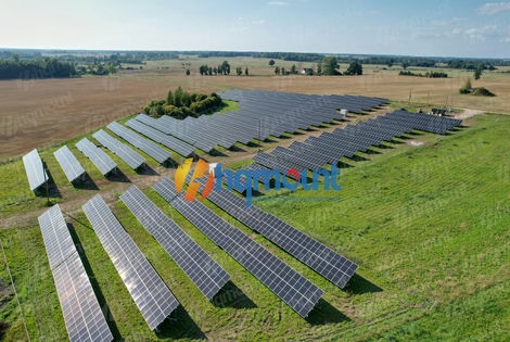 Centrale solaire au sol installée avec succès avec le système de rayonnage en aluminium GT1 monté au QG