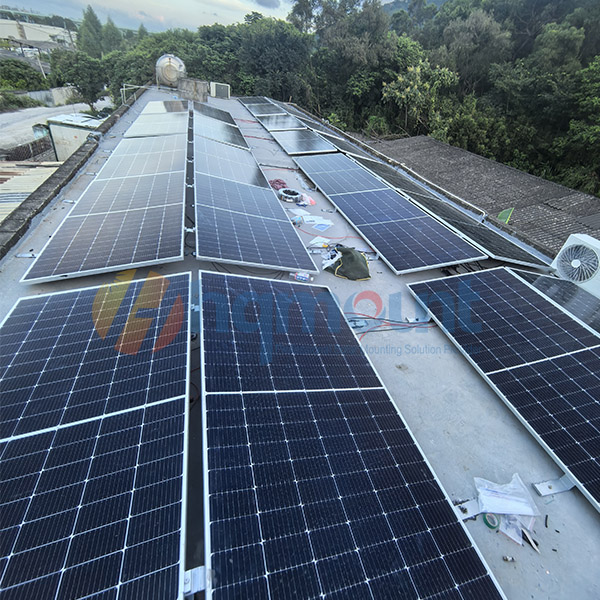 Projet de toiture d'une petite usine connecté avec succès au réseau – 20 kWh générés dès le premier jour