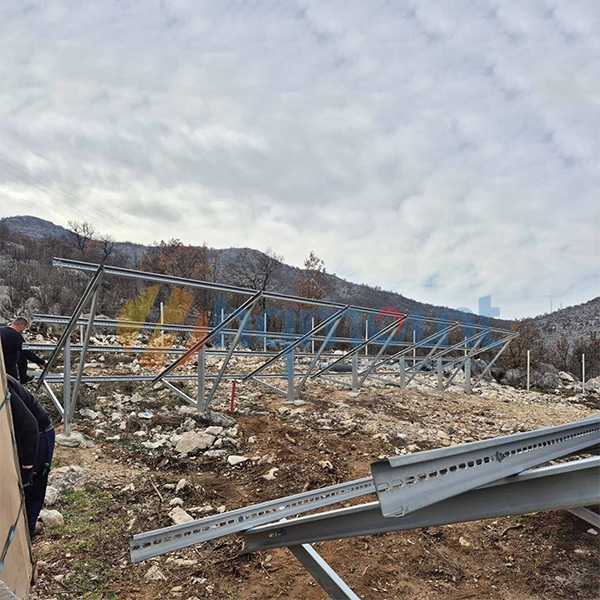 Étude de cas : Centrale solaire de 5,6 MW en terrain accidenté et fortement enneigé
