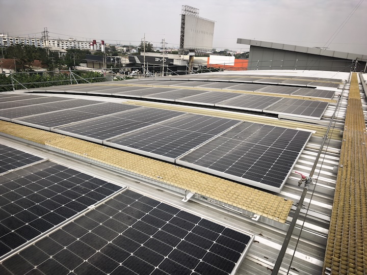 L'équipe de HQ Mount rend visite à un partenaire de longue date pour un projet de toiture solaire commerciale de 100 kW